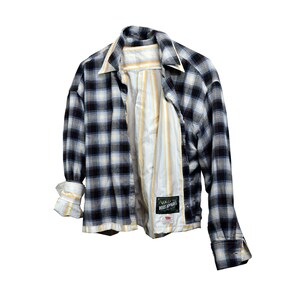 Può includere: Una camicia a quadri nera, bianca e blu, con una fodera a righe color crema e giallo. La camicia ha un colletto e polsini, e le maniche sono arrotolate. L'etichetta dice "REALLY BOSS APPAREL".