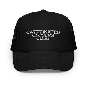 Puede incluir: Gorra de camionero negra con un logotipo bordado en blanco que dice "CAFFEINATED CLOSERS CLUB".