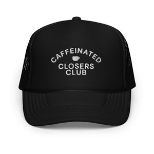 Puede incluir: Gorra de camionero negra con texto bordado en blanco que dice "Caffeinated Closers Club" y un pequeño icono de taza de café.