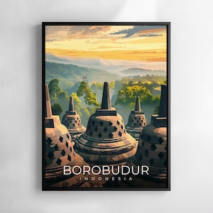 Può includere: Stampa artistica incorniciata raffigurante il tempio di Borobudur in Indonesia. L'immagine mostra le uniche stupa del tempio sullo sfondo di verdi colline e un tramonto vibrante. Il testo "BOROBUDUR INDONESIA" è visualizzato in basso.
