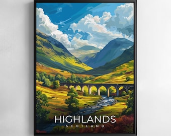 Könnte beinhalten: Gerahmter Kunstdruck mit einer lebendigen Landschaft der schottischen Highlands. Das Kunstwerk zeigt eine Steinbrücke über einem Fluss, grüne Hügel und majestätische Berge unter blauem Himmel mit weißen Wolken. Der Text "HIGHLANDS SCOTLAND" ist unten.