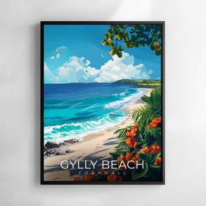 Può includere: Una stampa artistica incorniciata di Gylly Beach in Cornovaglia. L'opera raffigura una vivace scena di spiaggia con acqua turchese, sabbia bianca e fiori arancioni. Il cielo è blu brillante con nuvole bianche. Il testo "Gylly Beach Cornwall" è in basso.