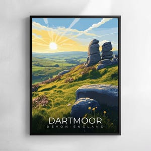 Könnte beinhalten: Gerahmter Kunstdruck von Dartmoor, Devon, England. Die Landschaft zeigt einen grünen Hügel mit großen Felsformationen unter einer strahlenden Sonne und blauem Himmel. Der Druck hat einen schwarzen Rahmen.