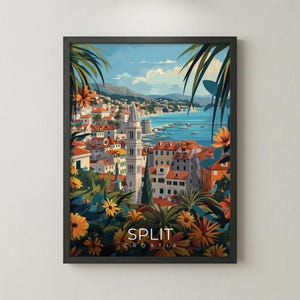 Könnte beinhalten: Ein gerahmter Kunstdruck mit einer lebendigen Illustration von Split, Kroatien. Das Kunstwerk zeigt eine Küstenstadtlandschaft mit roten Ziegeldächern, einem weißen Glockenturm und üppigem tropischen Laub. Das Wort "SPLIT" ist unten abgebildet.