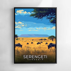 Könnte beinhalten: Ein gerahmter Kunstdruck des Serengeti in Tansania. Die Landschaft zeigt eine Herde schwarzer Gnus, die in einer goldenen Savanne unter einem blauen Himmel mit Wolken grasen. Der Druck enthält den Text "SERENGETI TANZANIA."