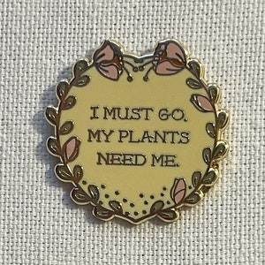 I Must Go. My Plants Need Me. Metall Emaille Pin Anstecker Abzeichen Brosche image 1