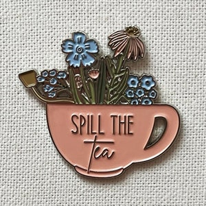 Spill The Tea Metall Emaille Pin Anstecker Anstecknadel Tee Tasse Blumen zieren Bild 1