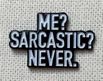 Me? Sarcastic? Never. Metall Emaille Pin Anstecker Abzeichen Schild Humor