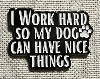 Ich arbeite hart, damit mein Hund schöne Dinge haben kann. Metall Emaille Pin Anstecker Abzeichen