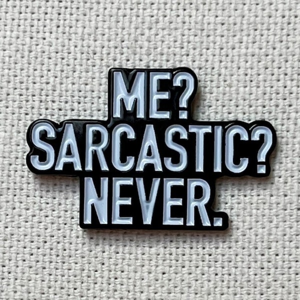 Me? Sarcastic? Never. Metall Emaille Pin Anstecker Abzeichen Schild Humor
