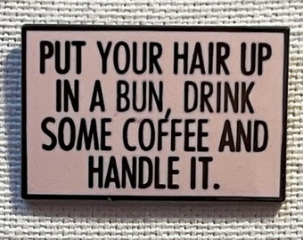 Stecken Sie Ihre Haare in einem Knoten, trinken Sie etwas Kaffee und handhaben Sie es