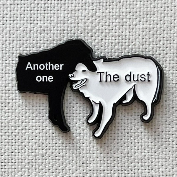 Another One Bites The Dust Metall Emaille Pin Anstecker Abzeichen Hunde Humor