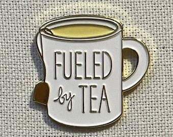 Fueled by Tea Metall Emaille Pin Anstecker Abzeichen Anstecknadel Tee Tasse Becher