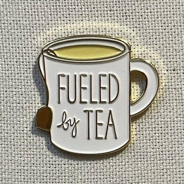 Fueled by Tea Metall Emaille Pin Anstecker Abzeichen Anstecknadel Tee Tasse Becher