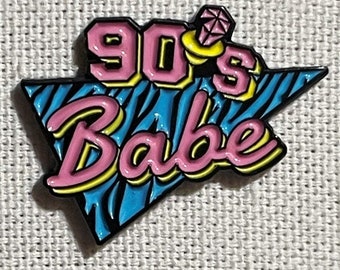 90er Babe Metall Emaille Pin Anstecker Humor einsetzen