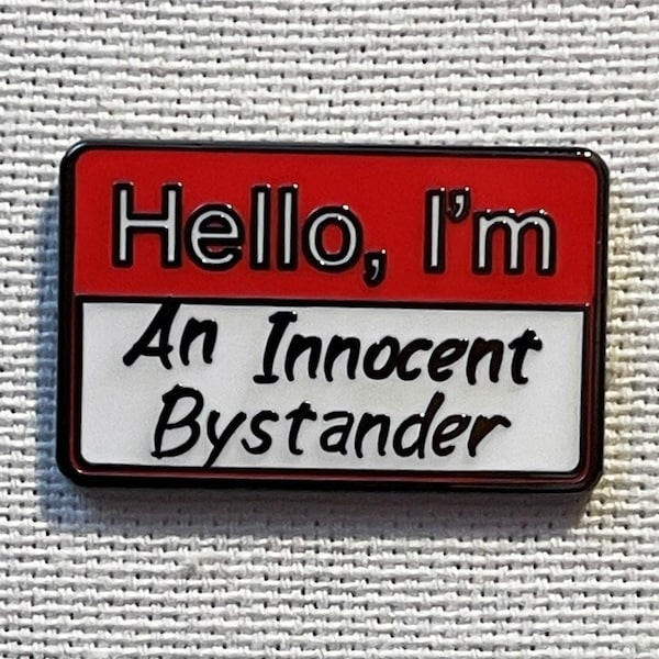 Hello I'm An Innocent Bystander Metall Emaille Pin Anstecker Abzeichen Namensschild Humor