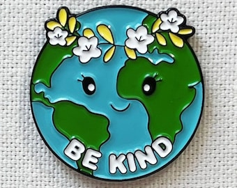 Emaille pin Be Kind Earth, embleem met smileybloem