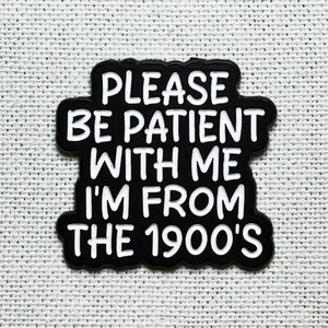Könnte beinhalten: Schwarz-weißes Bügeleisen-Patch mit dem Text "PLEASE BE PATIENT WITH ME I'M FROM THE 1900'S".