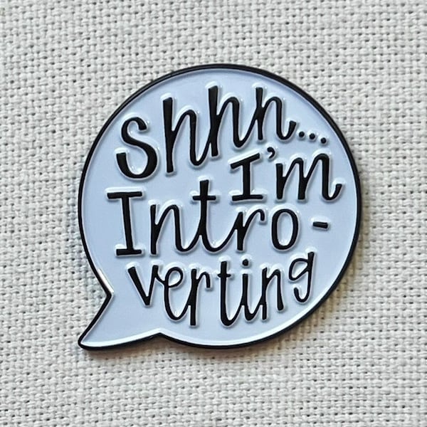 Shhh I'm Introverting Metall Emaille Pin Anstecker Abzeichen Sprechblase