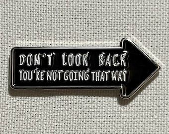 Don't Look Back - You're Not Going That Way Metall Emaille vergoldet Pin Anstecker