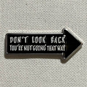 Don't Look Back You're Not Going That Way Metall Emaille vergoldet Pin Anstecker Bild 1