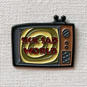 Sick Sad World Tv Show Retro Television Metall Emaille Pin Anstecker Anstecknadel Tasche Rucksack Badge Accessoires