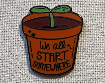 We All Start Somewhere Metall Emaille Pin Anstecker Blumentopf einsetzen Keimling