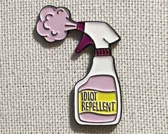 Idiot Repellent Spray Bottle Metall Emaille Pin Anstecker Humor Anstecknadel Tasche Rucksack Badge Accessoire