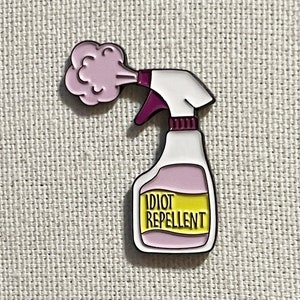 Idiot Repellent Spray Flasche Metall Emaille Pin Anstecker Humor Anstecknadel Tasche Rucksack Abzeichen Accessoire