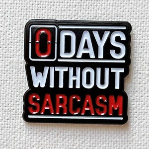 Null Tage Ohne Sarkasmus Metall Emaille Pin Anstecker Warnschild Humor Anstecknadel Tasche Rucksack Abzeichen Accessoire