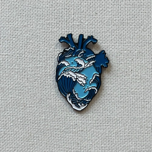 Anatomisches Herz Metall Emaille Pin Anstecker Ocean Wellen Meer Anstecknadel Tasche Rucksack Badge Accessoire