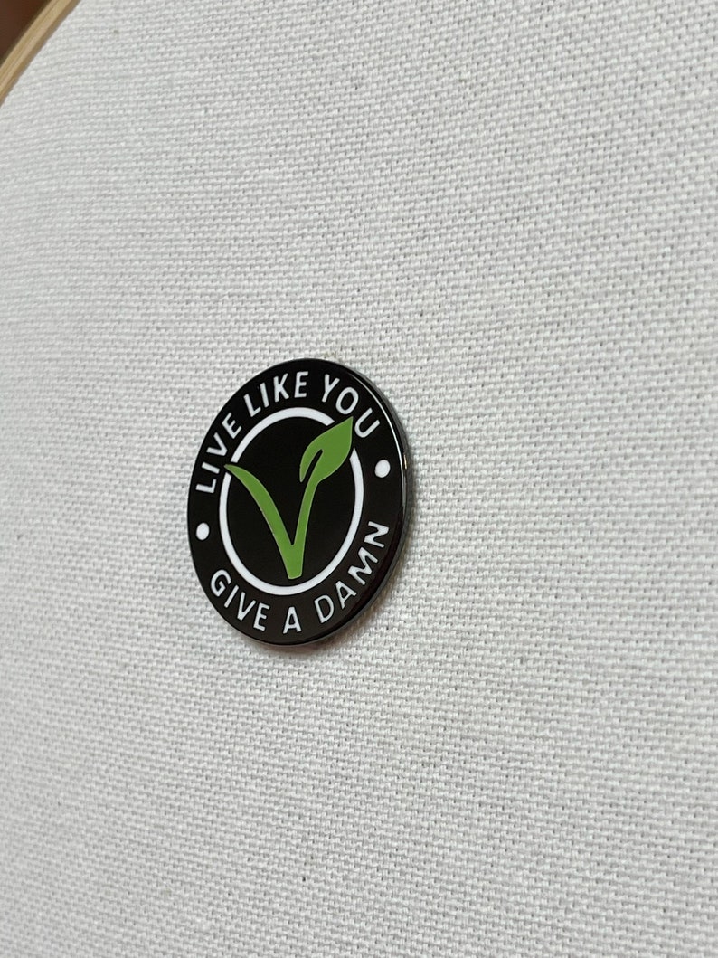 Live Like You Give A Damn Metall Emaille Pin Anstecker Abzeichen Anstecknadel Vegan Bild 2