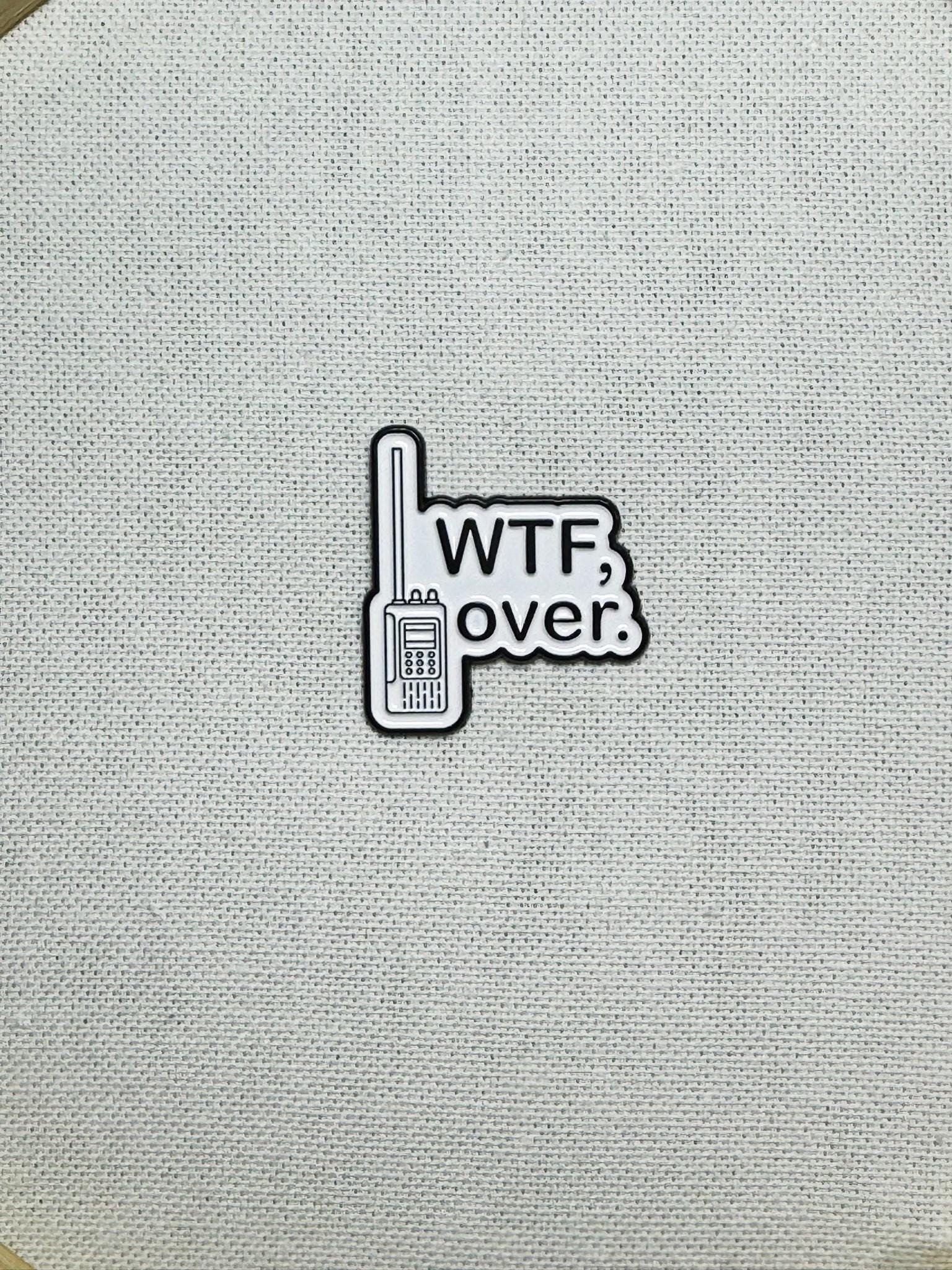 WTF, Over. Walkie Talkie Metall Emaille Pin Anstecker Anstecknadel Jacke Tasche Rucksack Badge Accessoire