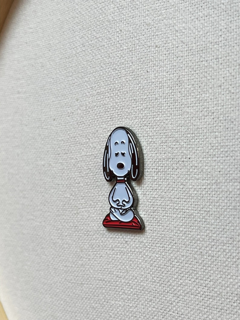 Snoopy Meditation Yoga Metall Emaille Pin Anstecker Bild 3
