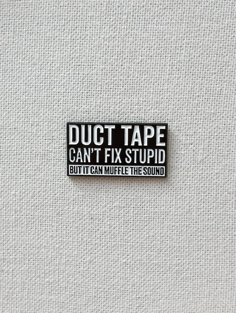 Duct Tape It Can't Fix Stupid, But It Can Muffle The Sound Metall Emaille Pin Anstecker Abzeichen Schild Warnung Humor Bild 1