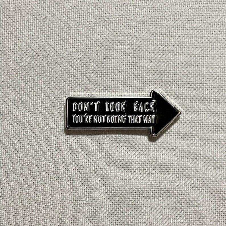 Don't Look Back You're Not Going That Way Metall Emaille vergoldet Pin Anstecker Bild 1