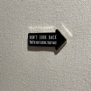 Don't Look Back You're Not Going That Way Metall Emaille vergoldet Pin Anstecker Bild 3