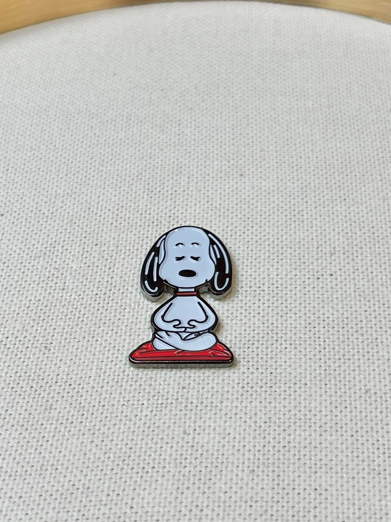 Snoopy Meditation Yoga Metall Emaille Pin Anstecker Bild 4