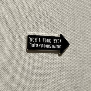 Don't Look Back You're Not Going That Way Metall Emaille vergoldet Pin Anstecker Bild 2