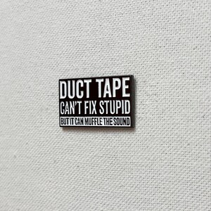 Duct Tape It Can't Fix Stupid, But It Can Muffle The Sound Metall Emaille Pin Anstecker Abzeichen Schild Warnung Humor Bild 2