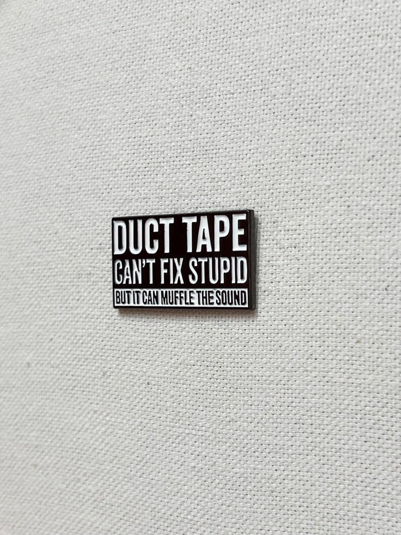 Duct Tape It Can't Fix Stupid, But It Can Muffle The Sound Metall Emaille Pin Anstecker Abzeichen Schild Warnung Humor Bild 2