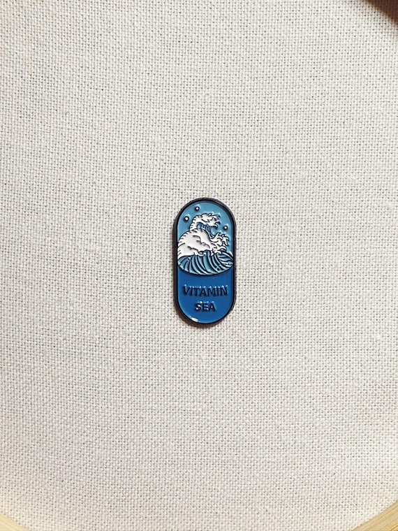 Vitamin Sea Metall Emaille Pin Anstecker Abzeichen Meer Welle Anstecknadel Tasche Rucksack Badge Accessoires