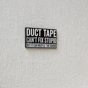 Duct Tape It Can't Fix Stupid, But It Can Muffle The Sound Metall Emaille Pin Anstecker Abzeichen Schild Warnung Humor Bild 3