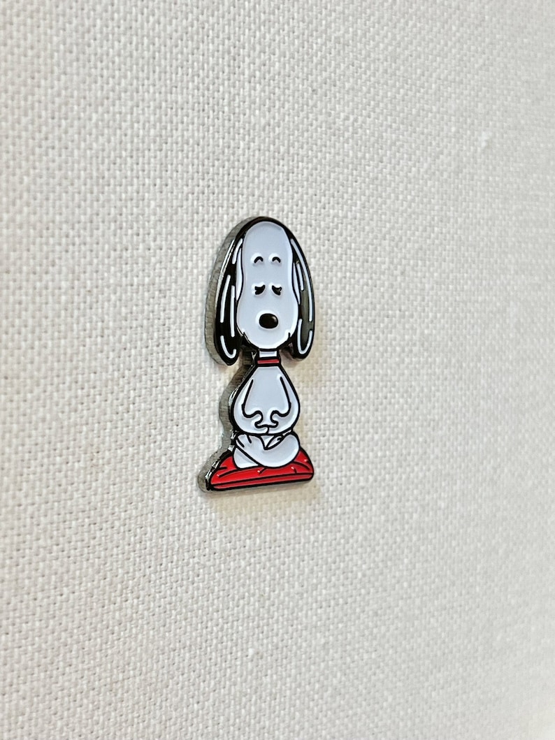 Snoopy Meditation Yoga Metall Emaille Pin Anstecker Bild 2