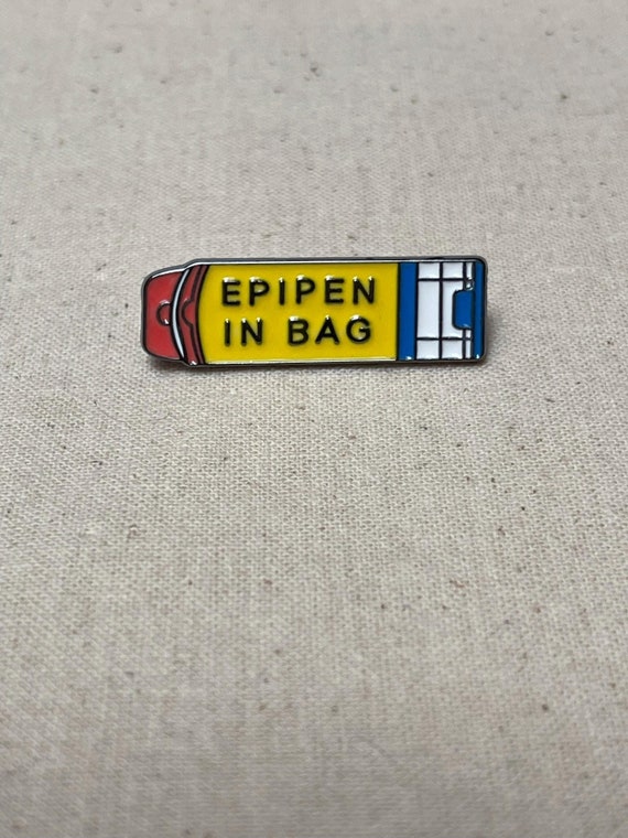 Epipen In Bag Metall Emaille Pin Anstecker Abzeichen Anstecknadel Tasche Rucksack Badge Accessoires