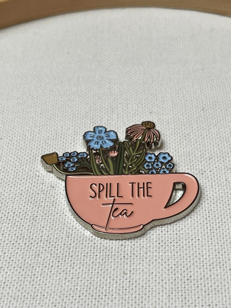 Spill The Tea Metall Emaille Pin Anstecker Anstecknadel Tee Tasse Blumen zieren Bild 5