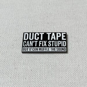 Duct Tape It Can't Fix Stupid, But It Can Muffle The Sound Metall Emaille Pin Anstecker Abzeichen Schild Warnung Humor Bild 4
