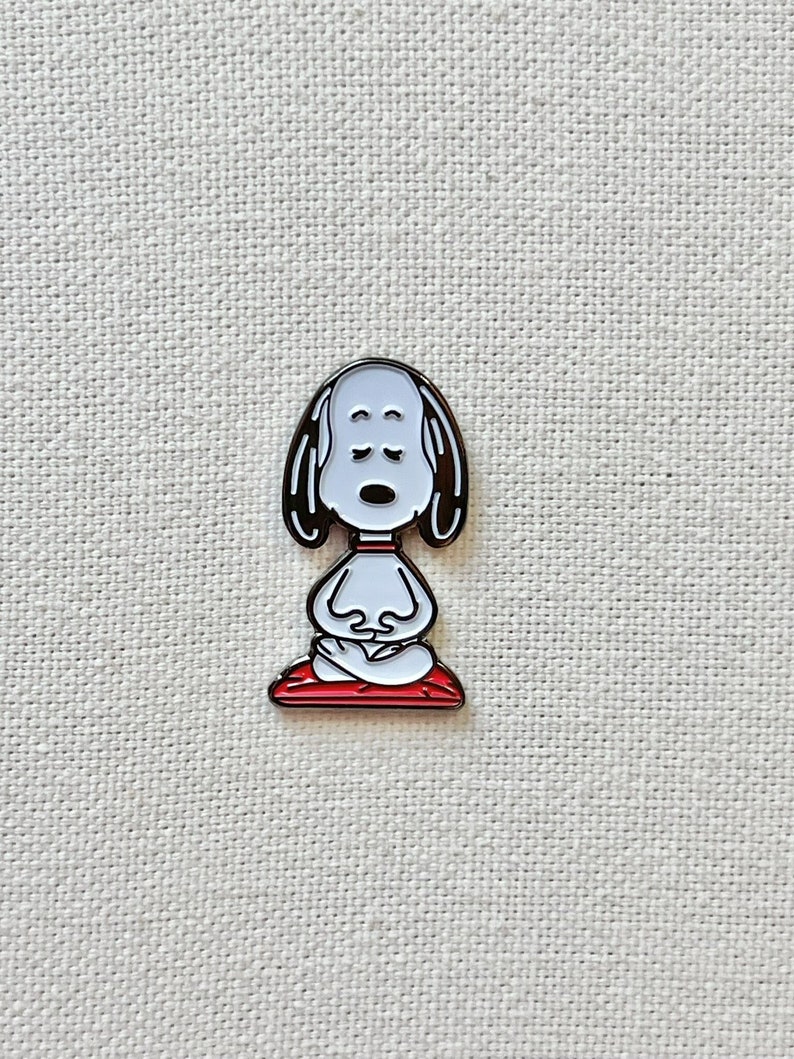 Snoopy Meditation Yoga Metall Emaille Pin Anstecker Bild 1