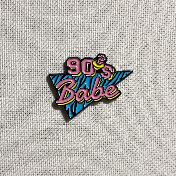 90's Babe Metall Emaille Pin Anstecker Abzeichen Humor Anstecknadel Tasche Rucksack Badge Accessoire