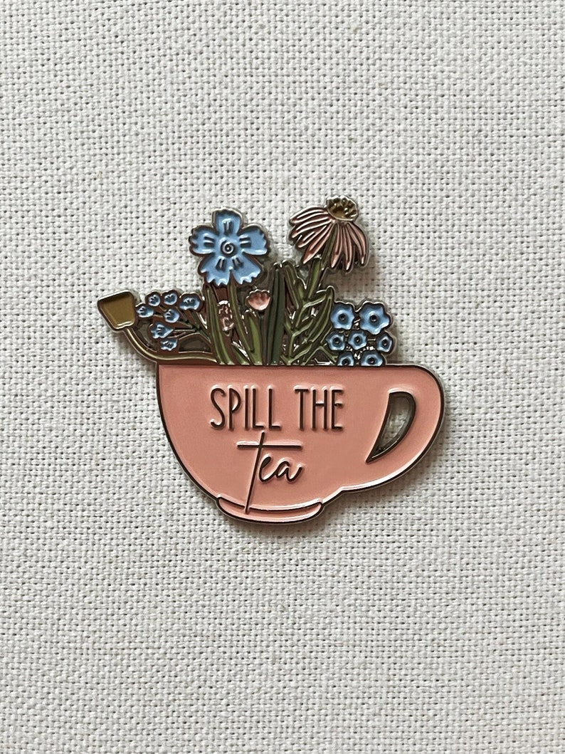 Spill The Tea Metall Emaille Pin Anstecker Anstecknadel Tee Tasse Blumen zieren Bild 1